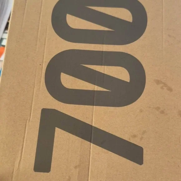 Yeezy 700 Box in Brown and Black Size 9 - adidas Yeezy 700 V3 Copper Fade Brand New Og All  main image 2